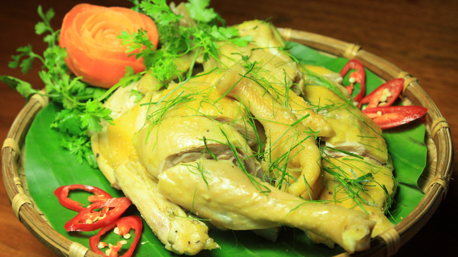 Mâm gà đồi luộc lá chanh vàng óng hấp dẫn