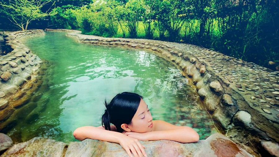 Dòng suối khoáng giữa thiên nhiên xanh mát