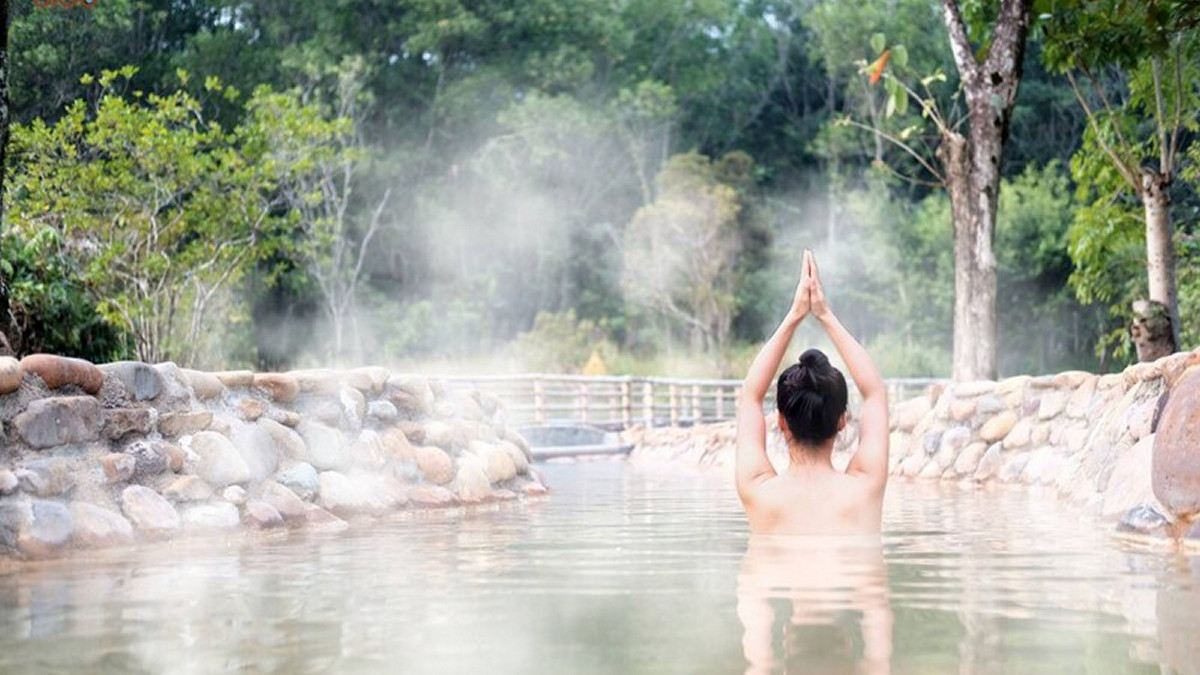 Sương sớm trên bể khoáng nóng Thuần Mỹ